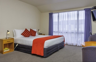 Riccarton rd accommodation directly opposite to the mall